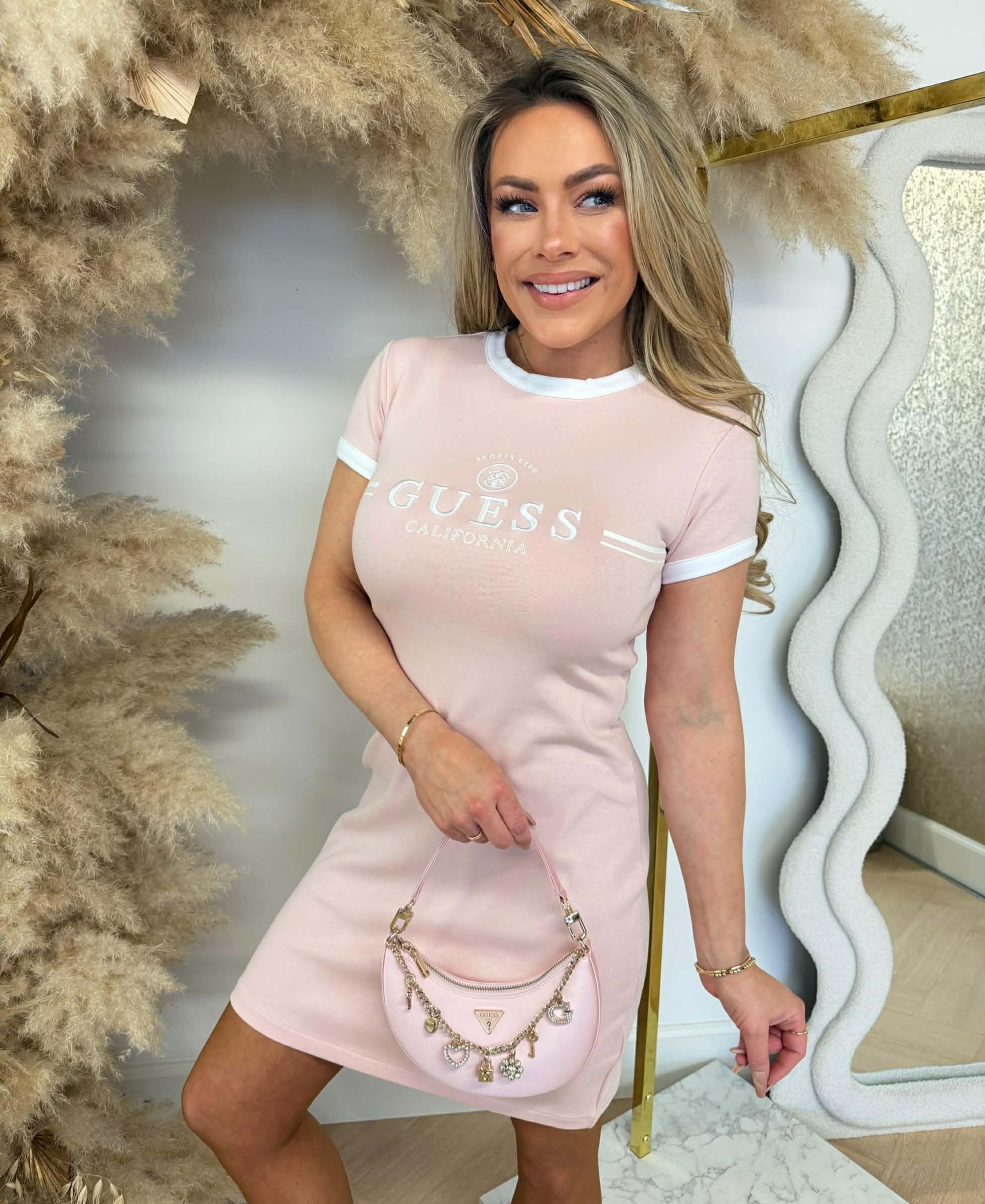 GUESS MILA SHORT DRESS V6GK05K2988 - G67B LIGHT PINK Stylewoerden GUESS MILA SHORT DRESS V6GK05K2988 - G67B LIGHT PINK Stylewoerden