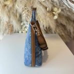 GUESS GREYSON II ZIP SHOULDER BAG DG920618 DENIM/CARAMEL