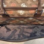 GUESS WHEELED DUFFLE B9315935 LATTE LOGO MULTI